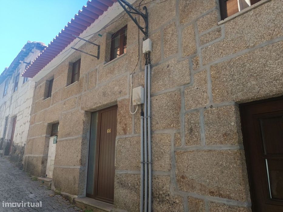 Moradia geminada T2 com 2 casas de banho