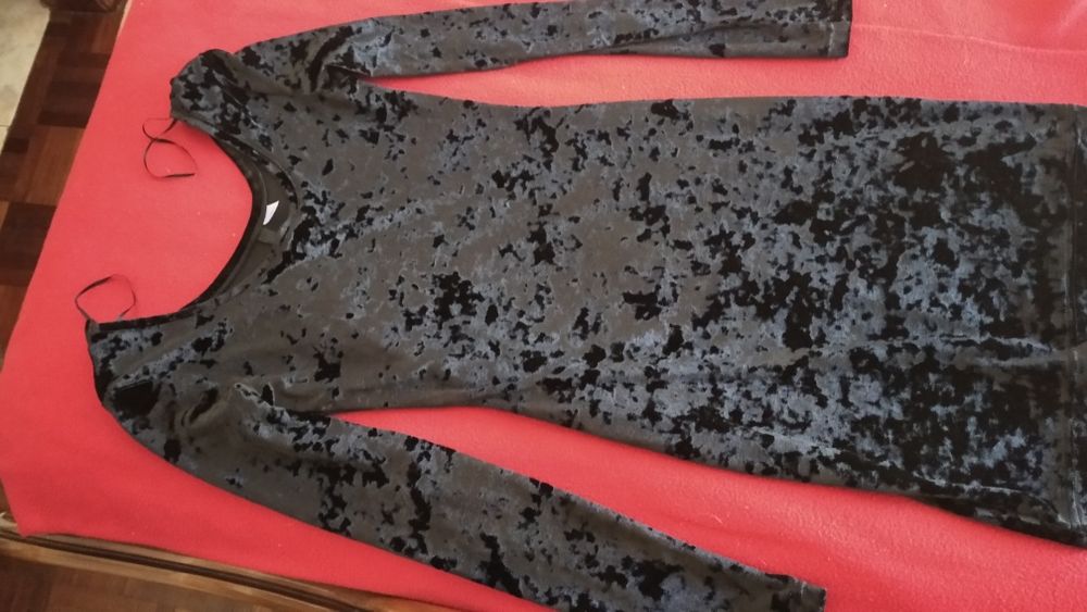 Vendo 2 vestidos de veludo tamanho S (34)