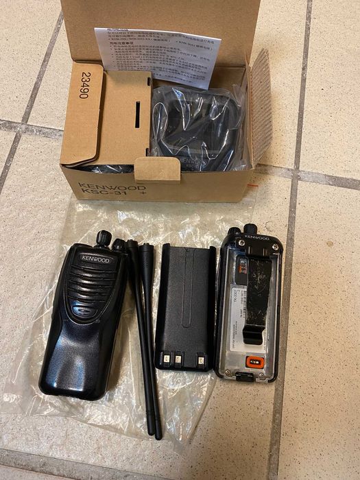 Продам 2 б/у рації Kenwood TK-3307 + нова зарядка та  гарнітури до неї