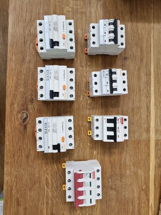 Set de disjuntores e diferenciais trifasicos  Maxge