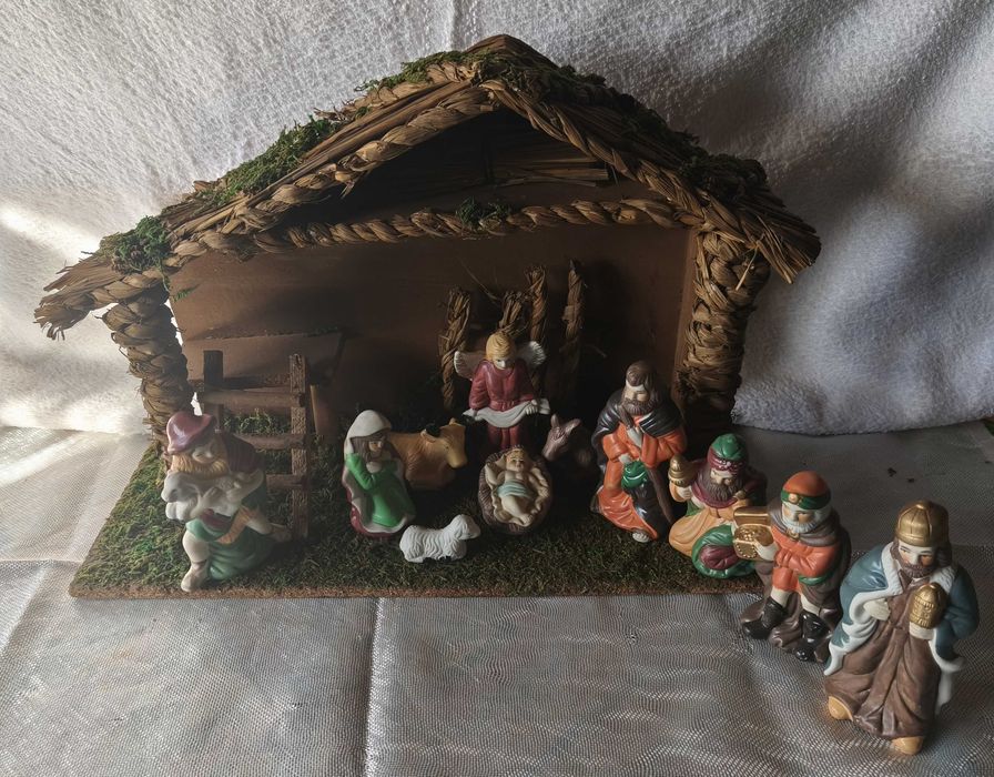 Presépio antigo com 11 peças mais cabana