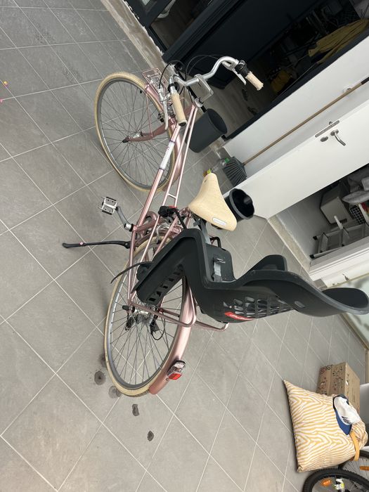 Bicicleta com mudancas e cadeira de transporte bebe