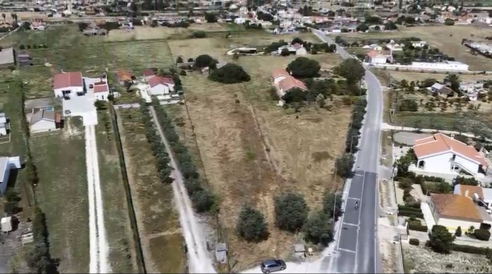 Terreno de 10.000 m² em Palmela com casa para remodelar e poço de água — ótimos acessos