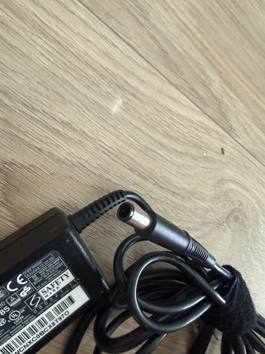 Ladowarka HP 65W. Uzywana. Sprawna