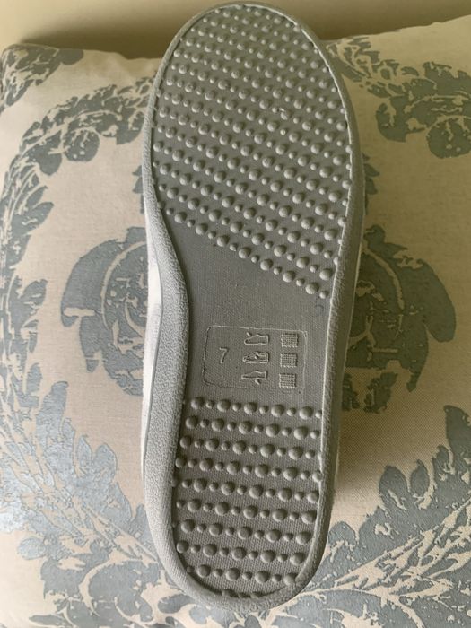 Damskie ciepłe pantofle.