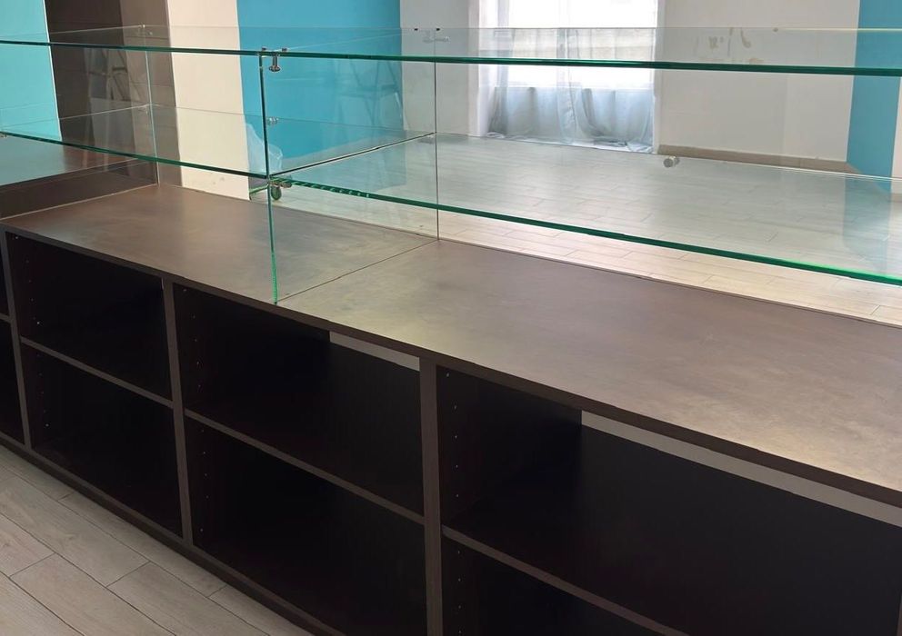 Balcão/Vitrina com arrumação como nova