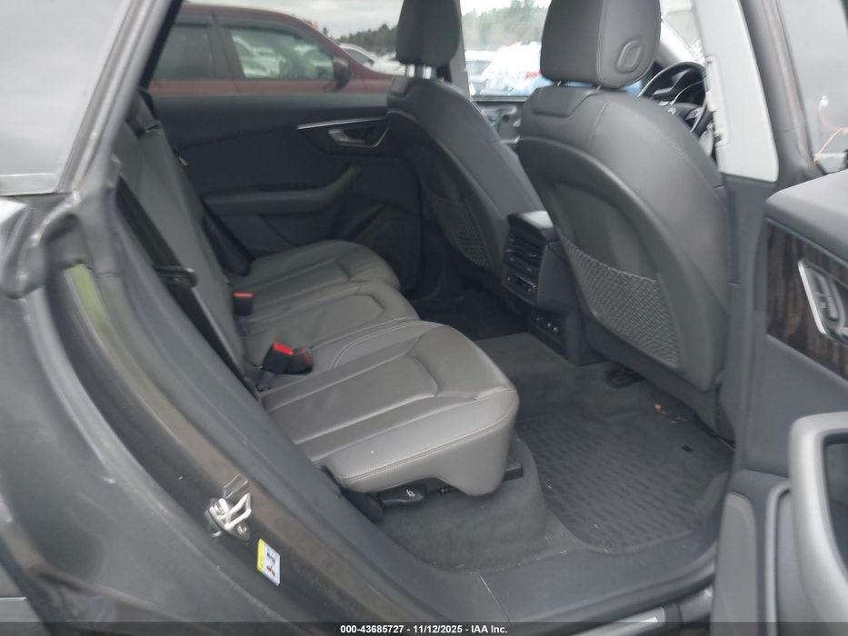 Audi q8 в дорозі на ходу