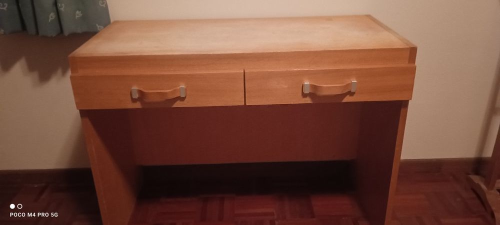 Móveis de quarto/toucador,2 mesas cabeceira,cadeira, espelho.