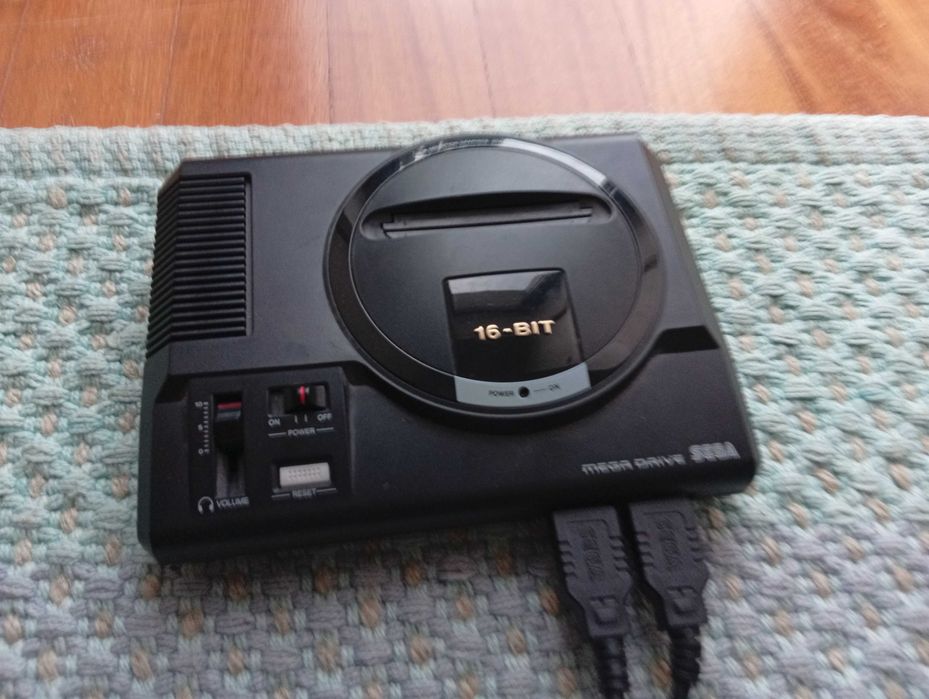 Consola Mega Drive com 2 comandos e 48 jogos