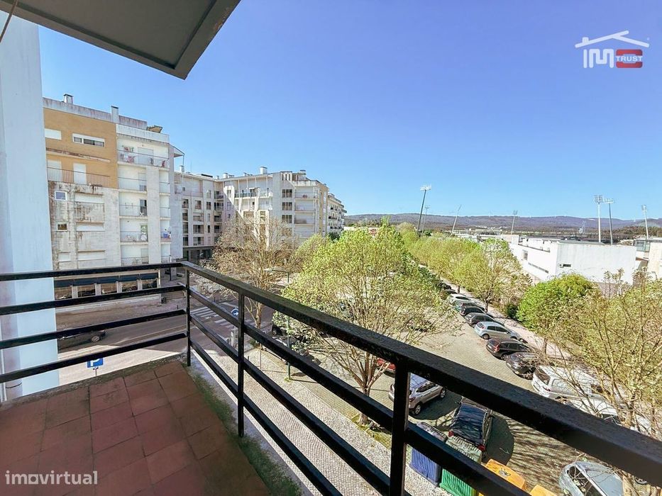 Apartamento T3 Rio Maior - Varanda, Elevador, 2 WCs — Rio Maior, Santarém