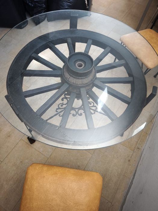 Mesa Antiga de madera roda de carro e 4 cadeiras