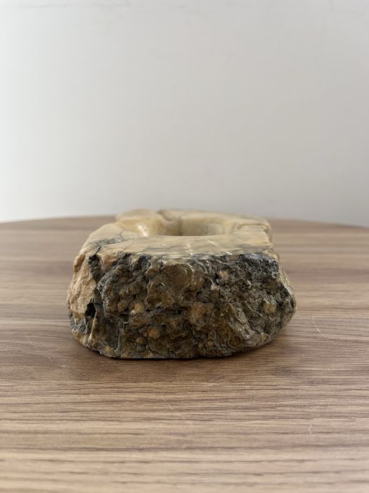 Ręcznie rzeźbiona popielniczka z alabastru