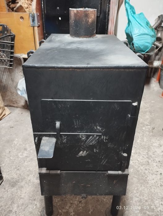 Буржуйка на дровах.