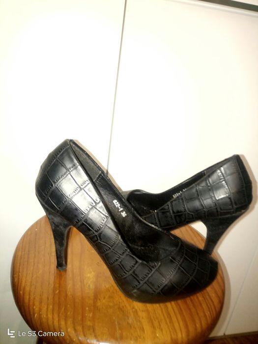 Sapatos pretos, saltos alto, pele,made Portugal,como novos!