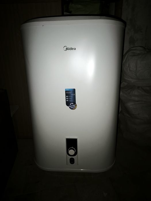 Бойлер  Midea модель серії D50-20ED2 або D80-20ED2). 
Це ел