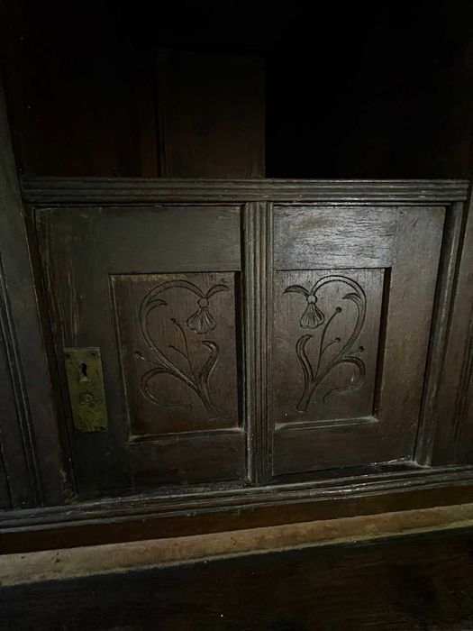 Антикварна шафа з різьбленням (початок XX століття, стиль модерн)