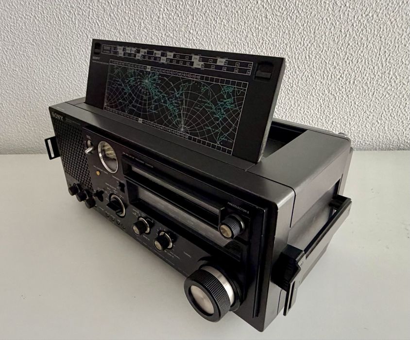 Rádio multibanda antigo Sony ICF-6700L