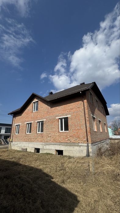 Продаж окремого будинку для великої родини .