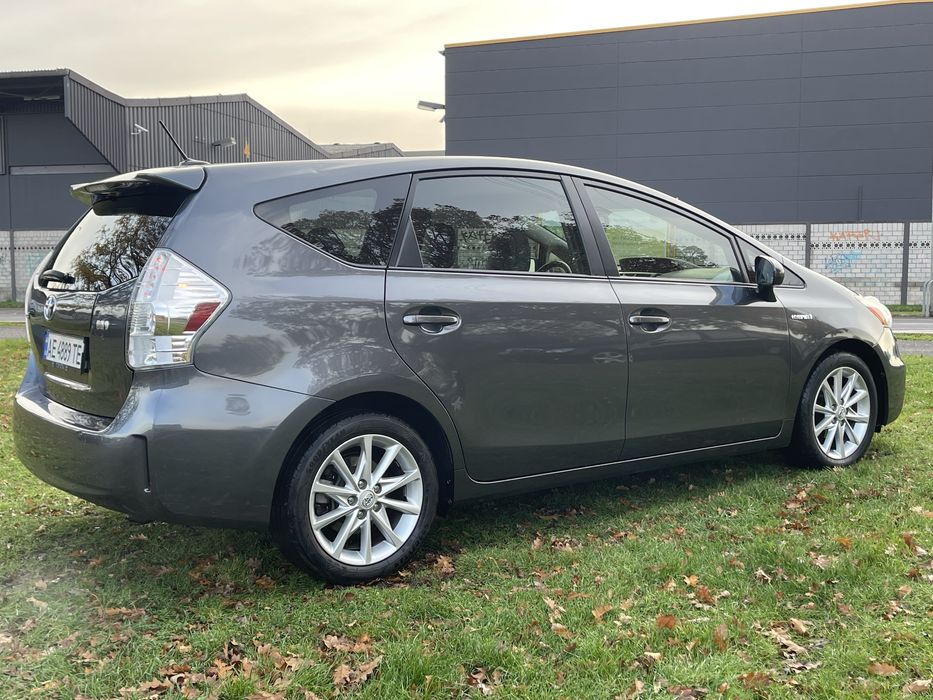 Toyota Prius +V газ  2012 .11  новая батарея