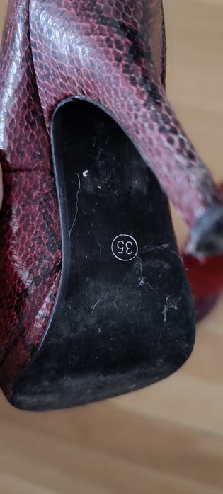 Sapatos vermelhos e pretos, tamanho 35 de salto alto. Tem uma falha de