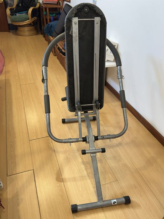 Aparelho de musculação (zona do abdominal)