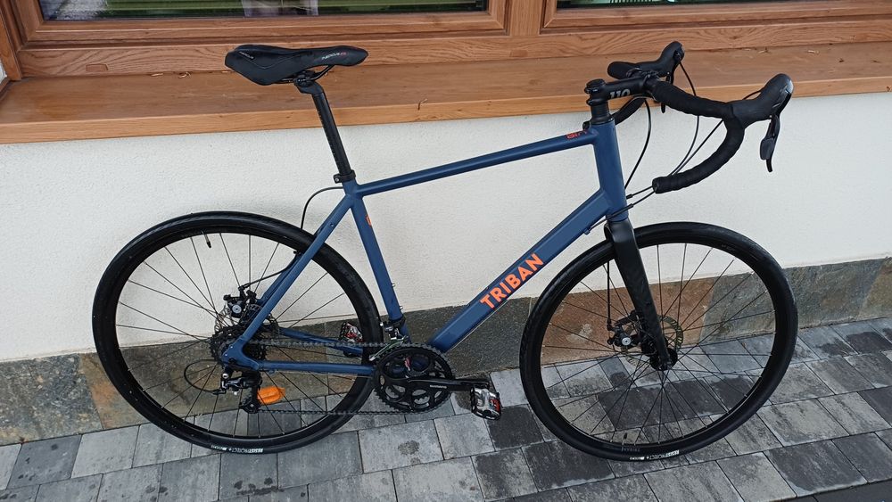 Rower szosowy Triban RC120 z hamulcami tarczowymi