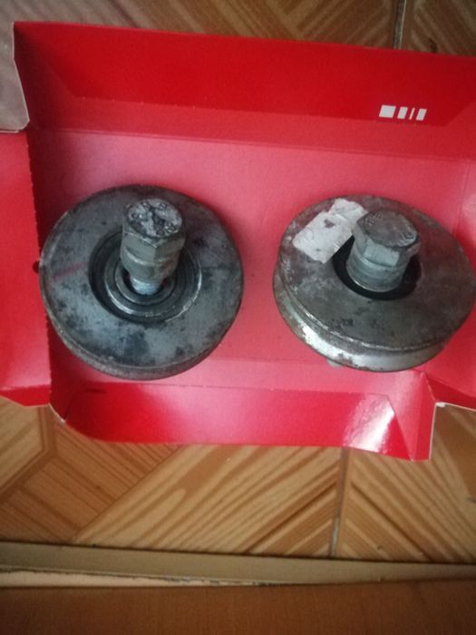 4 rolamentos ou rodas  para portões  de correr novos.