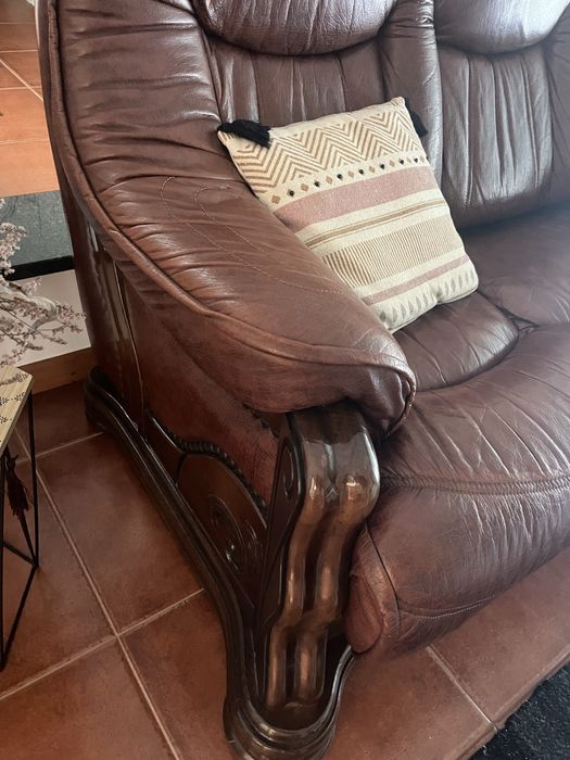 Vendo sofas em pele 3 lugares e 2 individuais