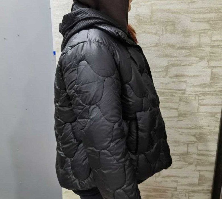 Зимова чорна курточка з капюшоном