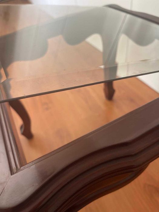 Mesa de madeira e vidro