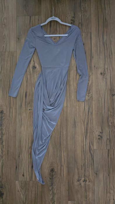 Sukienka z wycięciem na plecach