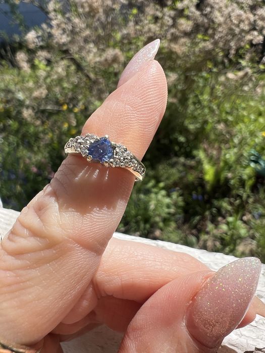 Złoty pierścionek z szafirem i diamentami