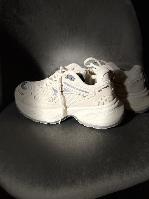 Кросівки жіночі.