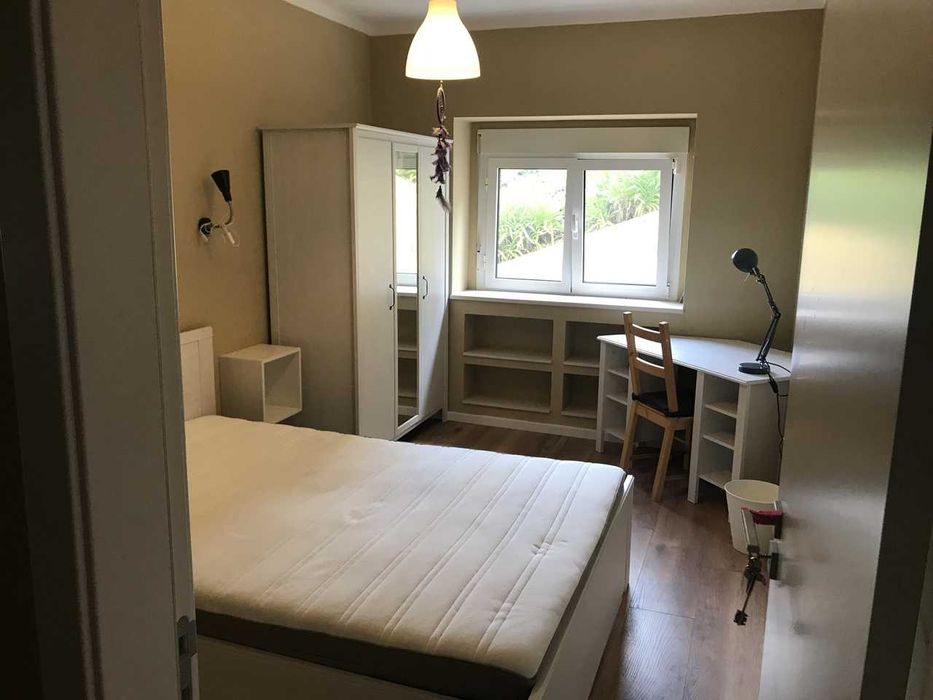 Apartamento com 6 grandes quartos, duas casas de banho completas, sala cozinha em open space.