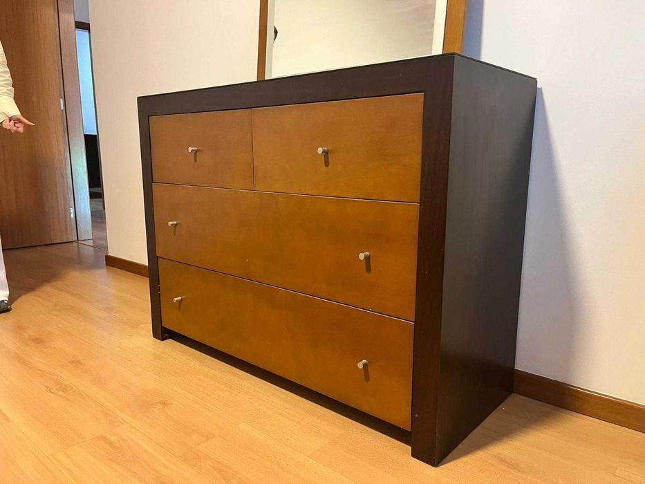 Quarto Completo – Cama, Cómoda, Mesas de Cabeceira e espelho
