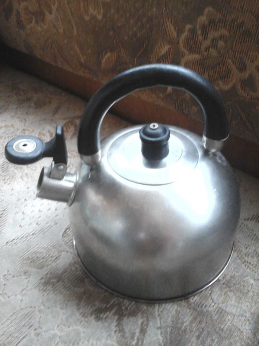 Продам эмалированный чайник