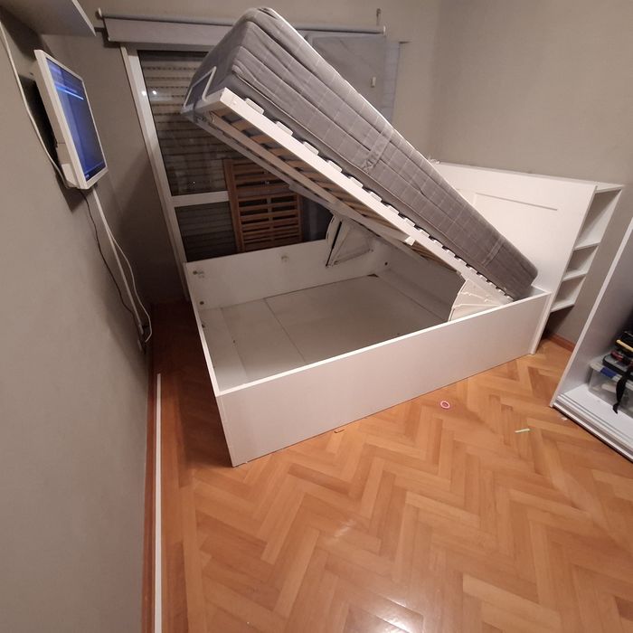 Cama casal com arrumo