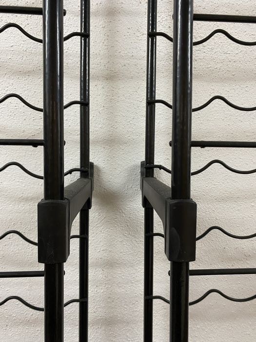 Garrafeira metálica vertical com capacidade para 105 garrafas