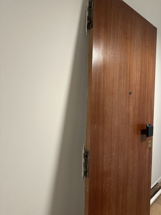 Porta de rua de apartamento 2,1m por 0,8m com 2 chaves