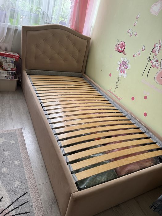 Łóżko jednoosobowe z pojemnikiem na posciel.Dostawa za darmo.