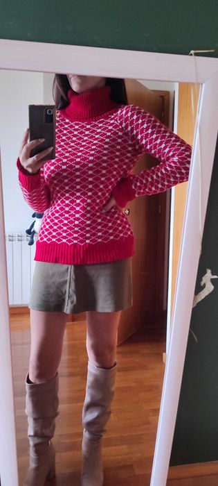 Camisola malha vermelha e branca de gola alta