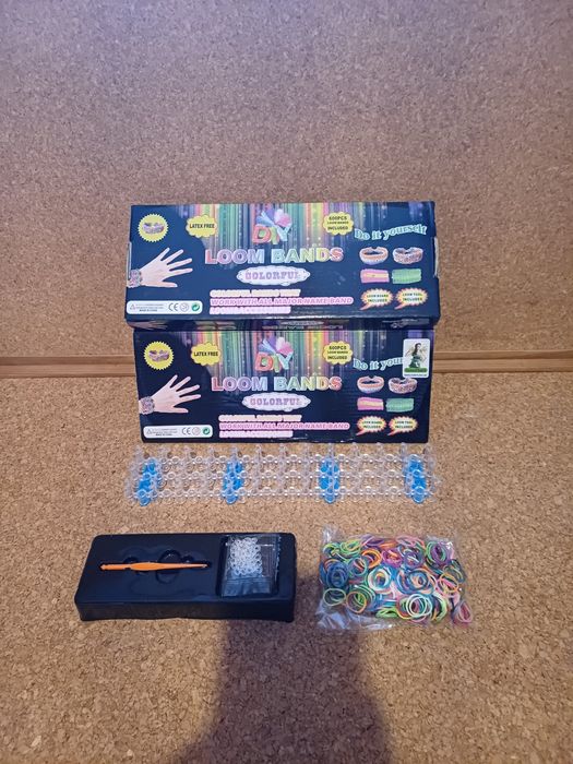 Pulseiras artesanato. 
Caixa com elásticos e acessórios