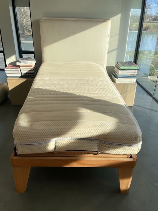 Cama ortopedica com estrado articulado, eletrici