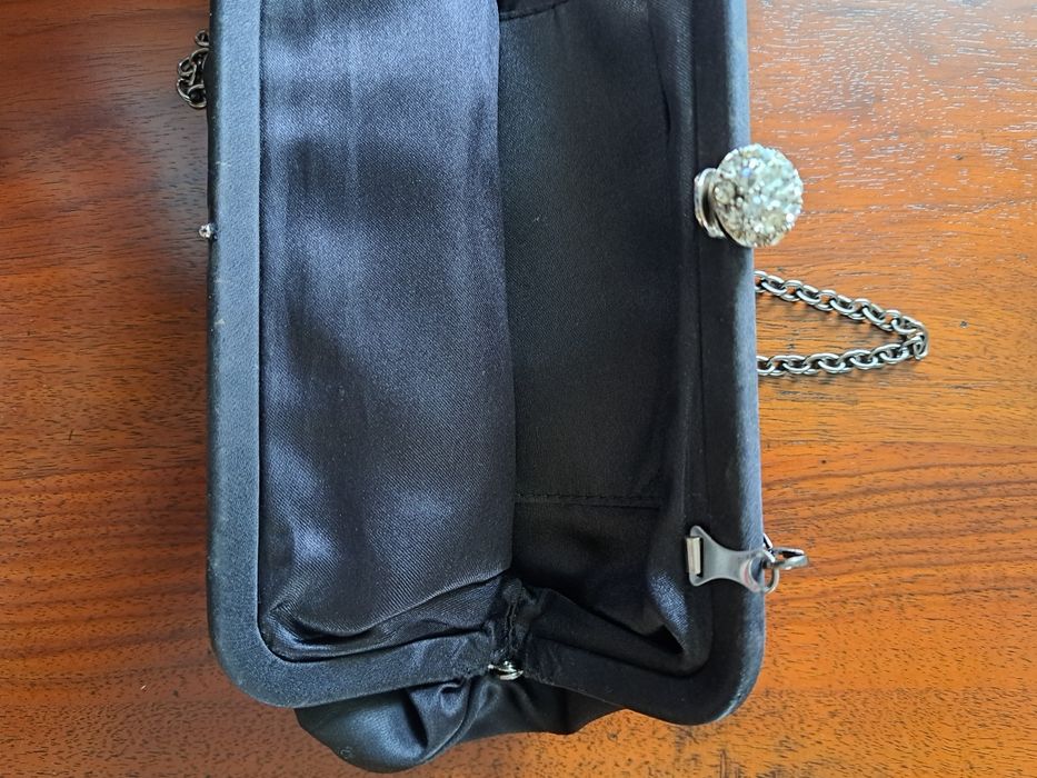Czarna torebka atlasowa na łańcuszku