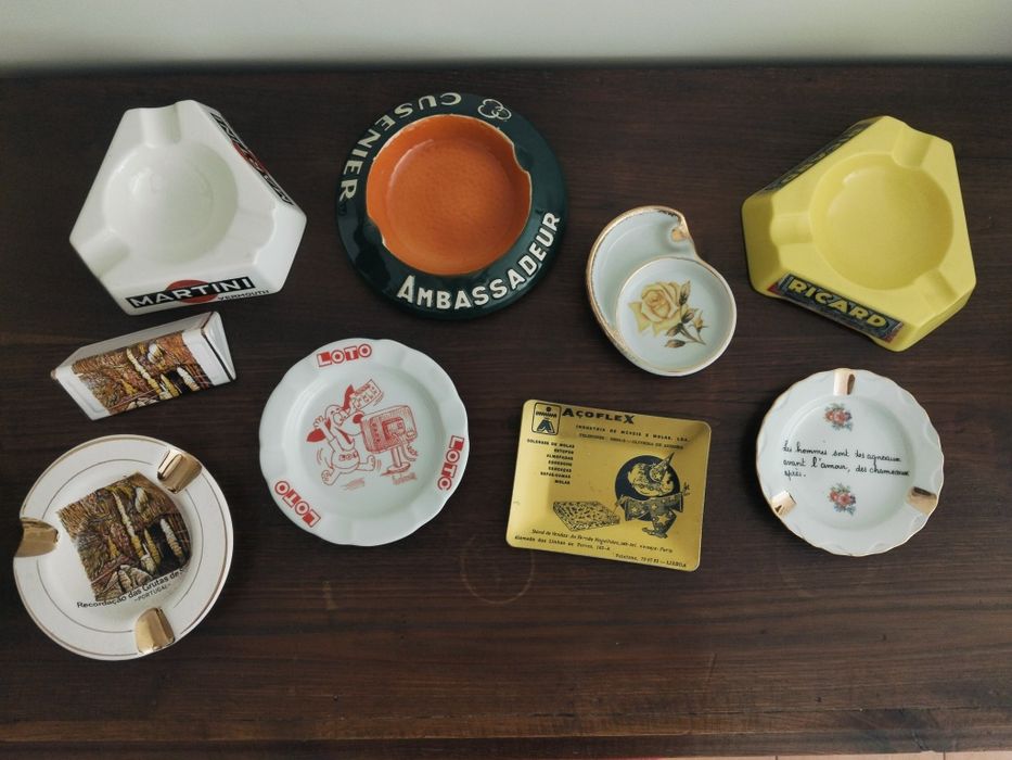 8 cinzeiros antigos e 1 paliteiro, a partir de