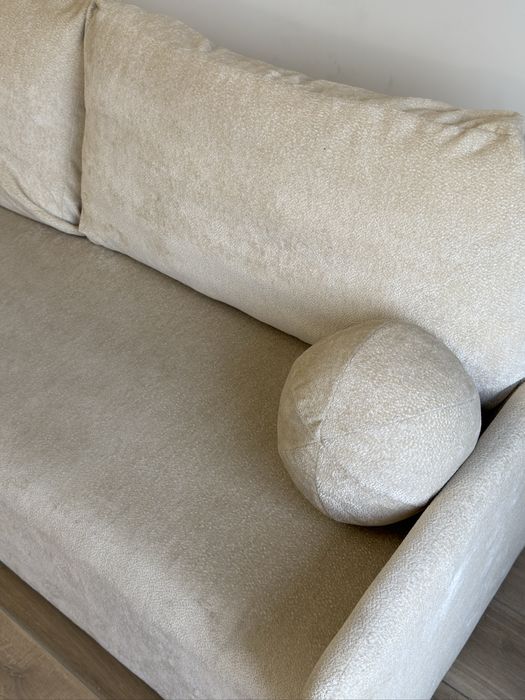 Nowoczesna kanapa wolnostojąca - sofa do salonu - w kolorze beżowym, kremowym jak NOWA!