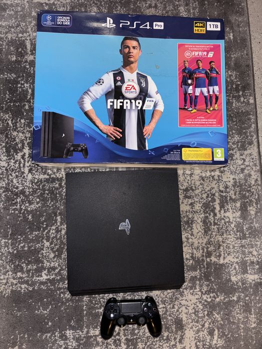 Play Station 4 plus 5 gier.