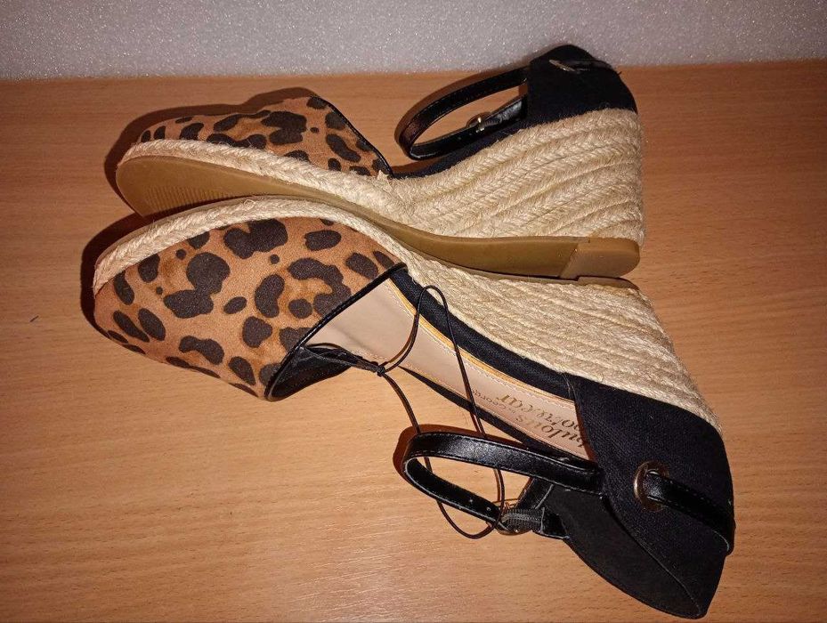 Продам Босоніжки Леопард + 1 Пара Лофери Подарунок