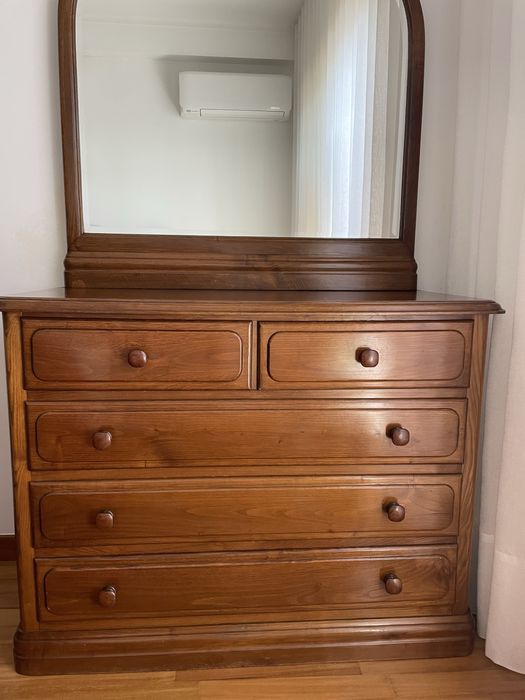 Cama  casal e outros em madeira castanho  maciço