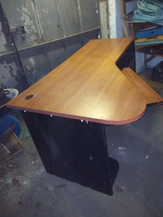 Продам стол для дома или для офиса.